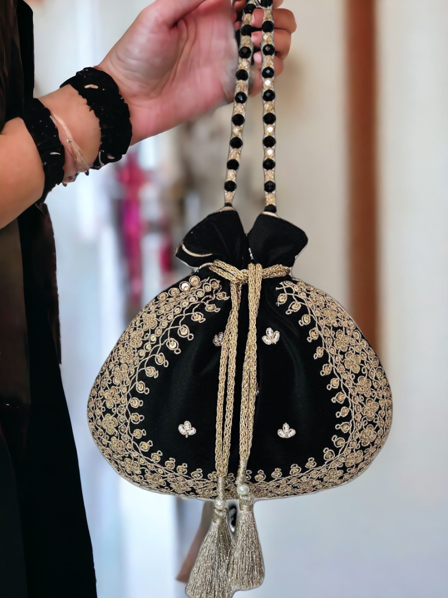Noor-e-Siyah Potli